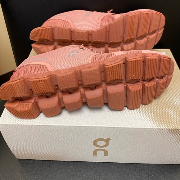 On cloud shoes size 9 color rose - Picture 3 of 5